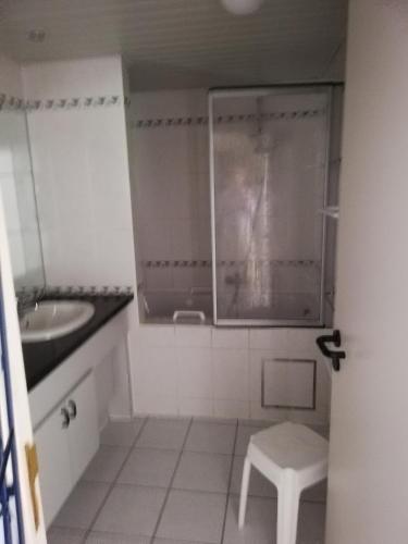 y baño con aseo, lavamanos y taburete. en DURBUY-COSY Appartement 2, en Durbuy
