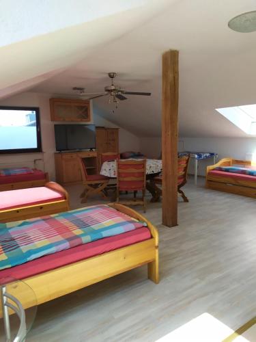 1 dormitorio con 2 camas y comedor en Fewo-Nescht en Vaihingen an der Enz