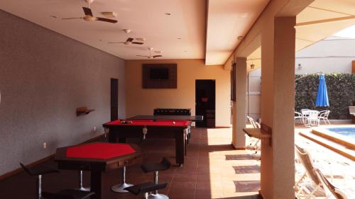 a pool table in a living room with a pool table at Pousada Kaluanã in Olímpia