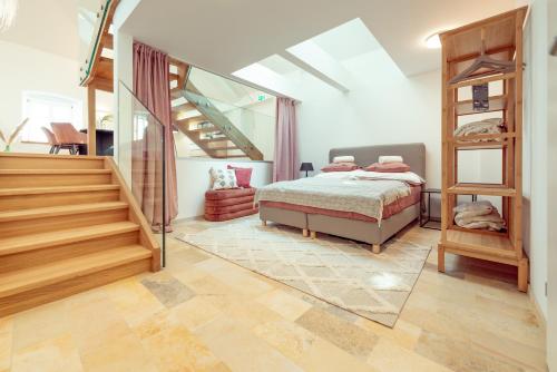 1 dormitorio con 1 cama y escalera. en Penthouse MaxFux direkt in der Fußgängerzone 130m2 en Krems an der Donau