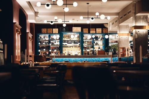 eine Bar in einem Restaurant mit blauer Bar in der Unterkunft Hotel Europe in Zürich