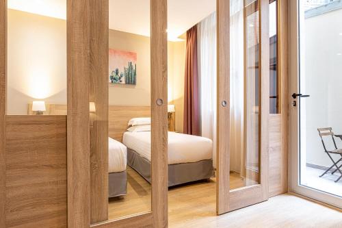 Un pat sau paturi într-o cameră la Paris d'Issy Hôtel Porte de Versailles