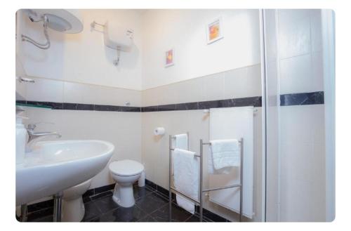 ローマにあるDomus Lucillaのバスルーム(洗面台、トイレ、シャワー付)