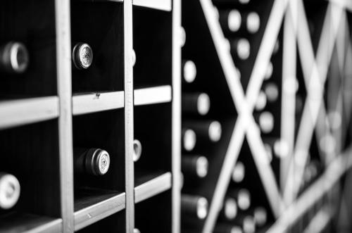une rangée de bouteilles de vin dans un casier à vin dans l'établissement Herdade da Calada, à Azaruja