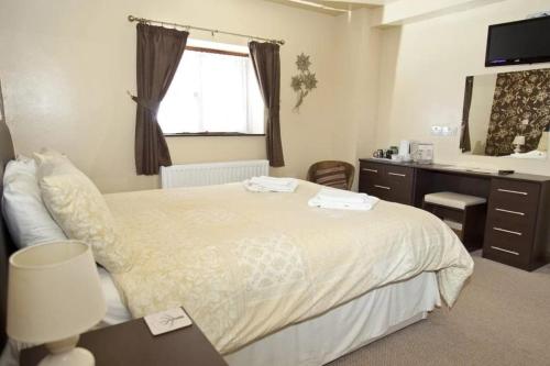 A bed or beds in a room at Hopley House Bed & Breakfast 