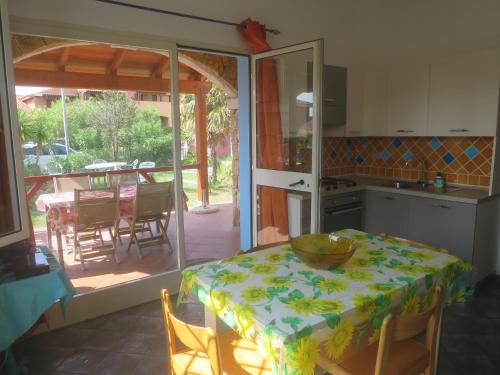 uma cozinha com uma mesa com uma toalha de mesa em Iocchedda em Porto Ottiolu