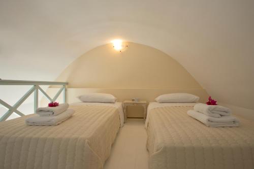Postel nebo postele na pokoji v ubytování Santorini Med Homes - Sunday Apartment