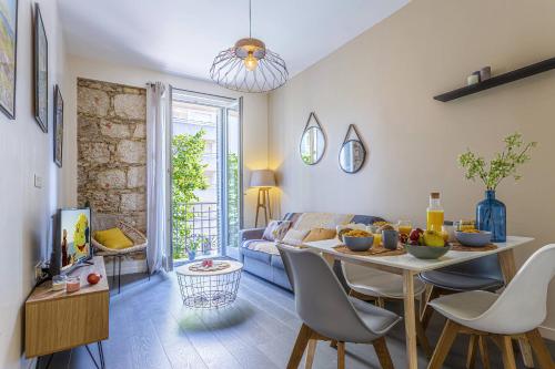 un salon avec une table et un canapé dans l'établissement MY CASA - GAMBETTA 33, à Nice