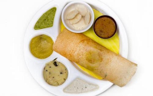 un plato blanco de comida con aita y otros alimentos en The K11 Hotels - T Nagar en Chennai