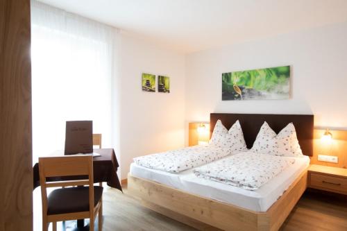 Ένα ή περισσότερα κρεβάτια σε δωμάτιο στο Garni Pircher