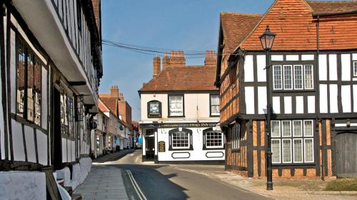 an empty street in an old town with buildings at Stunning Georgian Flat in The Heart of Midhurst Old Town in Midhurst