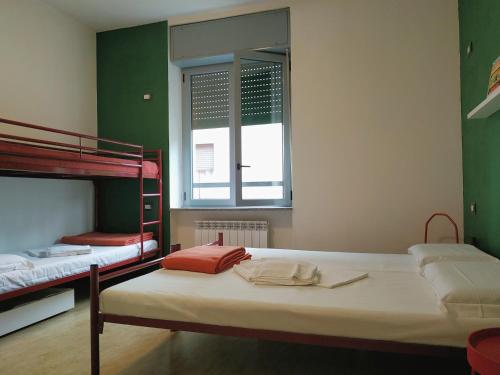 En eller flere køjesenge i et værelse på Ostello di Saronno - Malpensa Hostel