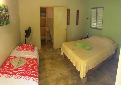 Habitación con 2 camas en una habitación en Fata Morgana Eco Hotel en Las Terrenas