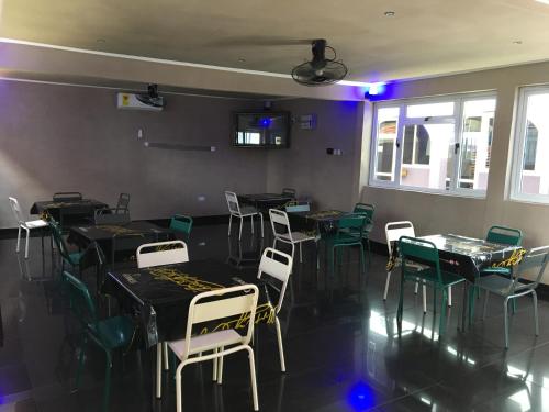 Un restaurant u otro lugar para comer en Kunta Kinte Hotel