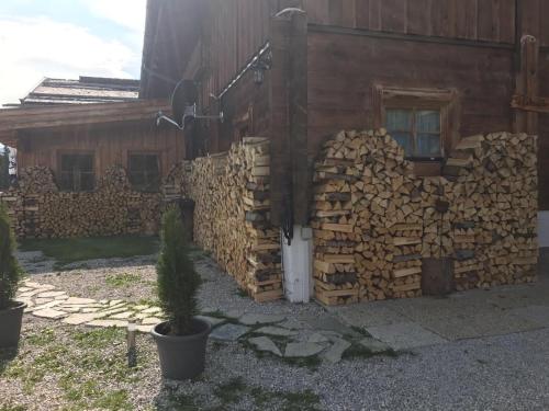 einen Haufen Feuerholz neben einem Gebäude in der Unterkunft Simal Alm in Saalbach-Hinterglemm
