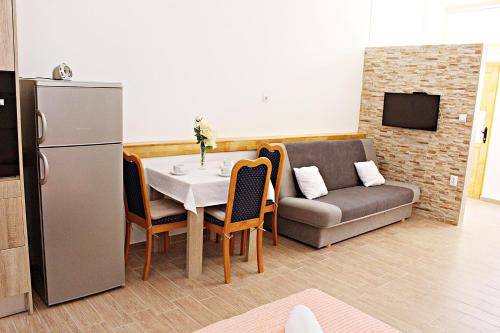 - un salon avec une table et un canapé dans l'établissement Studio Apartman Zara, à Zadar
