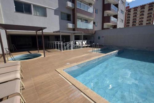 - un balcon avec une grande piscine dans l'établissement 410 Everest Flat Service, à Caldas Novas