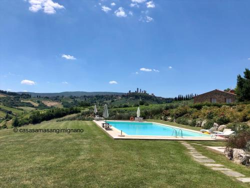 una foto di una villa con piscina di Casa SaMa a San Gimignano