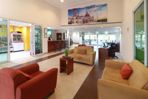 un hall avec des canapés et des chaises dans un magasin dans l'établissement Staybridge Suites Queretaro, an IHG Hotel, à Querétaro