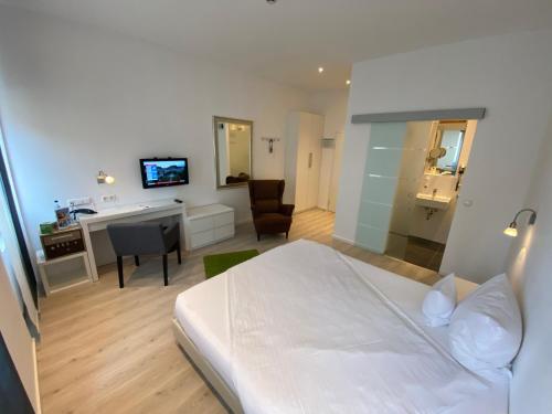 Postel nebo postele na pokoji v ubytování Hotel Barbarossa Karlsruhe Stadtmitte