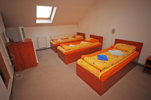 Un pat sau paturi într-o cameră la Imola Motel