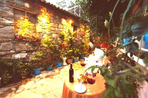 Una botella de vino sentada en una mesa en un jardín en Sirincem Pension en Selcuk