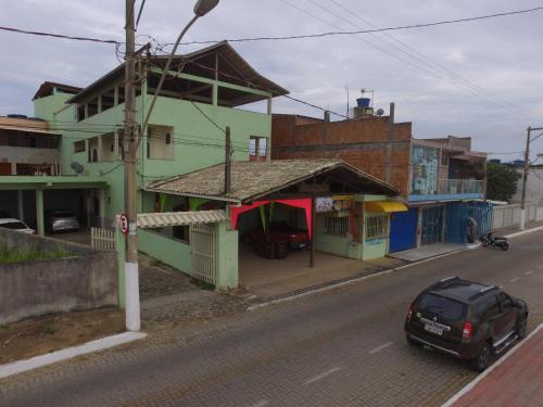 a black car parked on the side of a street at Pousada Portal da Ilha in Itaoca