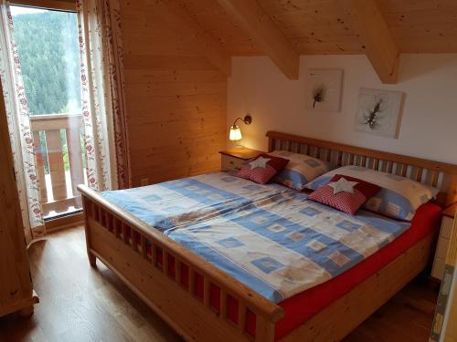 Cama ou camas em um quarto em Auszeit Almhaus Schmalzbauer