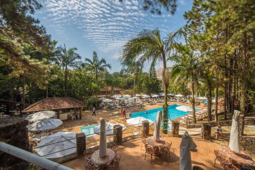 vista para a piscina no resort em Hotel Estância Atibainha - Resort & Convention em Nazaré Paulista