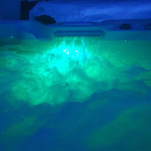 Πισίνα στο ή κοντά στο The Sleeping Dog Room at The Grumpy Schnauzer BnB Huge Room, Luxe Suite, Private Hot Tub, Breakfast, Gym, Games Room, Farm Stay, Amazing