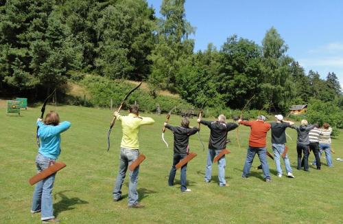 a group of people with arrows in a field at 4 Sterne Ferienwohnung Sommerberg inklusive Gästekarte in Rohrbach