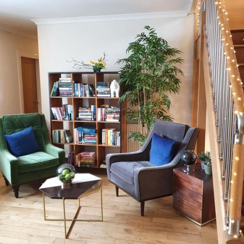 Χώρος καθιστικού στο The Sleeping Dog Room at The Grumpy Schnauzer BnB Huge Room, Luxe Suite, Private Hot Tub, Breakfast, Gym, Games Room, Farm Stay, Amazing