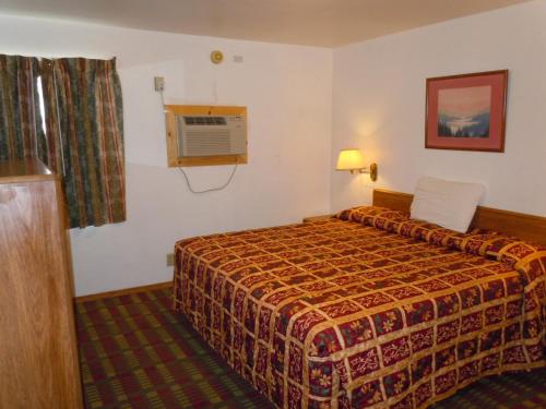 Cama ou camas em um quarto em Value Inn