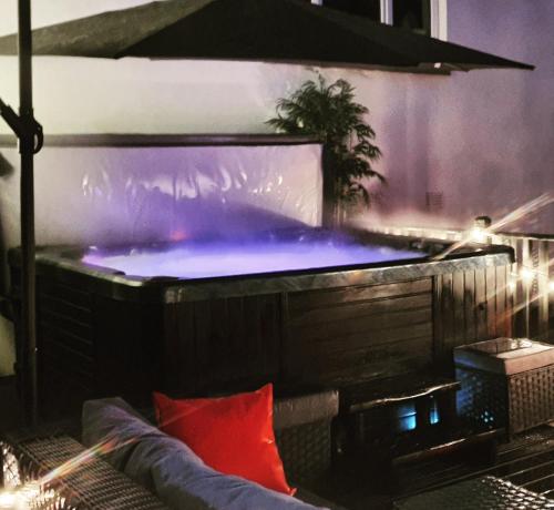 Φωτογραφία από το άλμπουμ του The Sleeping Dog Room at The Grumpy Schnauzer BnB Huge Room, Luxe Suite, Private Hot Tub, Breakfast, Gym, Games Room, Farm Stay, Amazing σε Airdrie