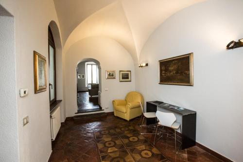 corridoio con soggiorno con tavolo e sedie di Historical apartment in the center of Gravedona - Larihome A02 a Gravedona