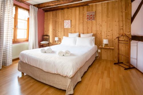 une chambre avec un grand lit avec des serviettes dessus dans l'établissement Schriner Hüss - Chambres d'hôtes & Gîtes, à Beblenheim