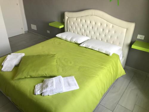 a large green bed with two towels on it at Rosa verde in Caselle Torinese
