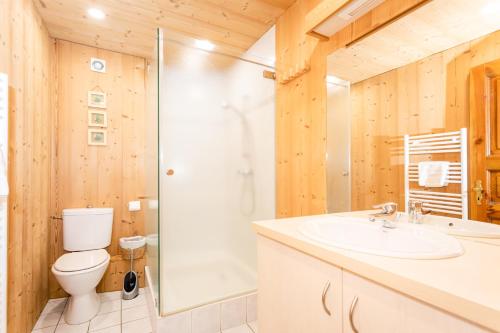 Ett badrum på Schriner Hüss - Chambres d'hôtes & Gîtes