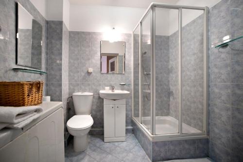 ワルシャワにあるP&O Apartments Bielanyのバスルーム(シャワー、トイレ、シンク付)