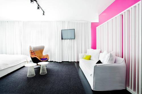 TV a/nebo společenská místnost v ubytování Blanc Kara- Adults Only