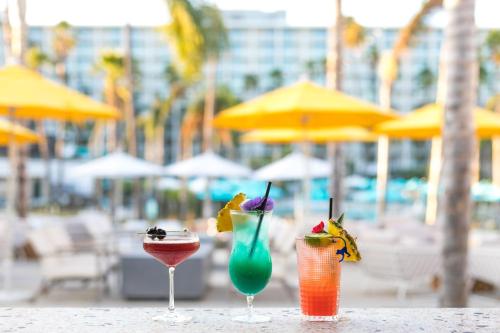 2 cocktail seduti su un tavolo in un resort di Town and Country San Diego a San Diego