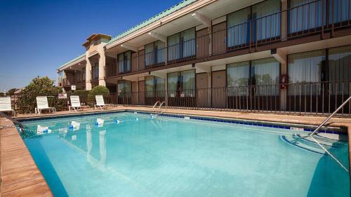 a large swimming pool in front of a hotel at Chattanooga Heritage Inn in Chattanooga