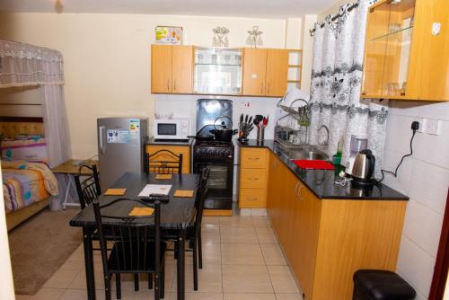 Virtuve vai virtuves zona naktsmītnē Mercy-Phillips Apartments Located at Eagle Tower Building Nairobi City Centre