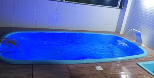 a large blue tub sitting in a bathroom at CASA DE PRAIA - Verão Vermelho I - Cabo Frio - Unamar in Cabo Frio