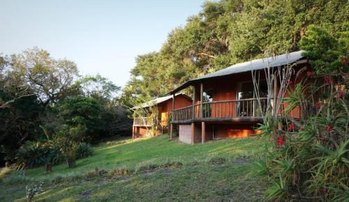 una casa sul fianco di una collina di Highcroft Retreat & Lodge a Umzumbe