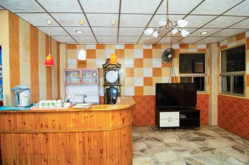 a room with a counter and a clock on the wall at OYO 534 Phasuk Hotel in Pran Buri