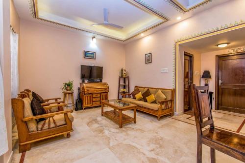 Ruang duduk di ANAND VILLA HOLIDAY HOME, 5BHK Villa