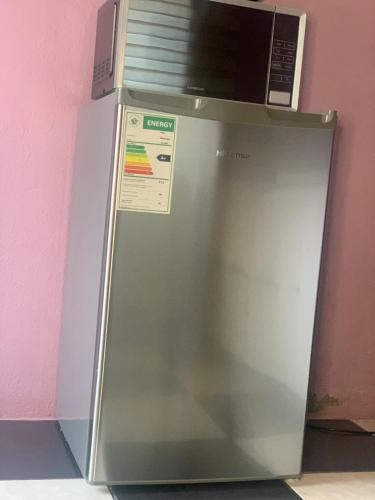 eine Mikrowelle auf einem Kühlschrank in der Unterkunft Oleratong Guest House in Evander