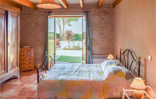 um quarto com uma cama e uma grande janela em 3 Bedroom Lovely Home In Sainte Gemme em Sainte-Gemme