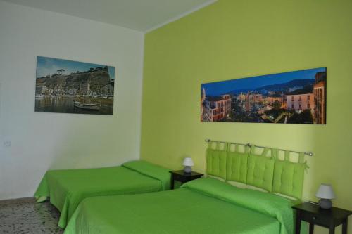 Postel nebo postele na pokoji v ubytování Sorrento Experience